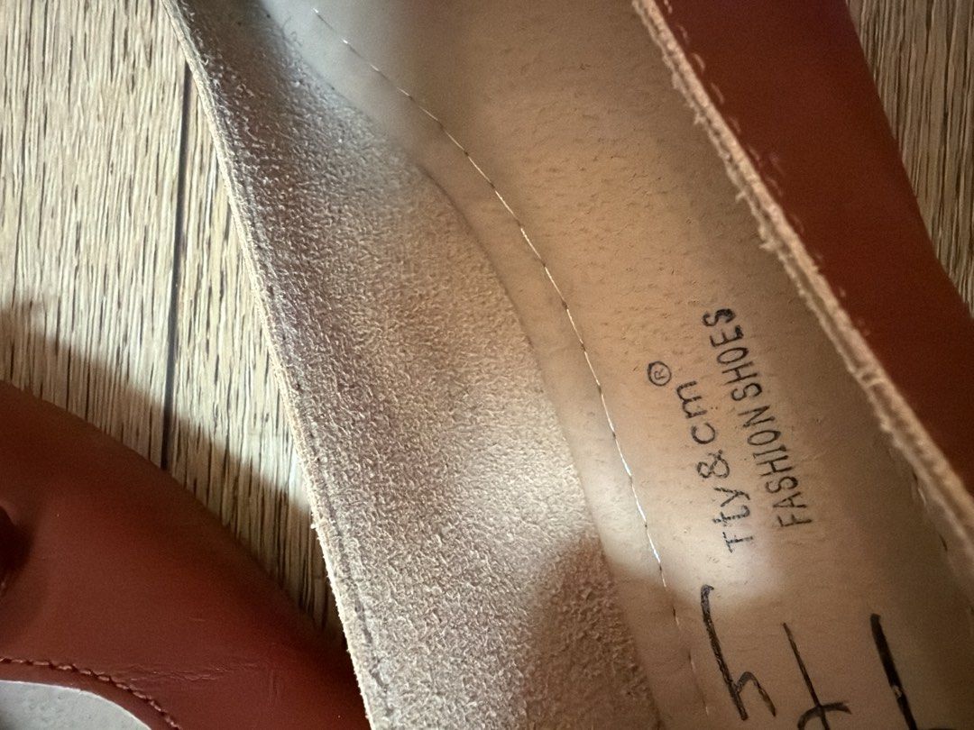 Shoe (Category: Flats) located in Singapore. Submitted by souma85 (Listing ID 1469657321, Image 4). Description: .