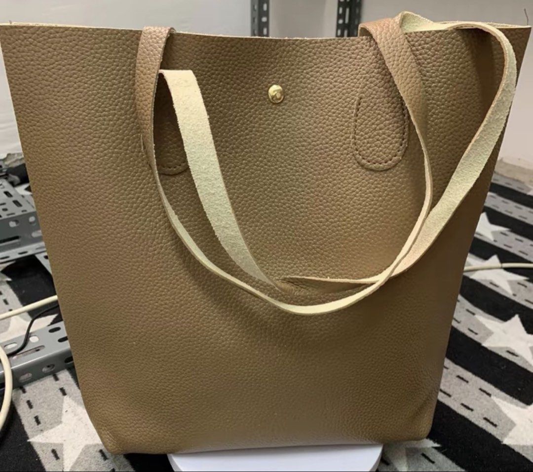 Shoulderr bag per pc (Category: Shoulder Bags) located in Manila. Submitted by vintageaccessories (Listing ID 1469580867, Image 2). Description: .