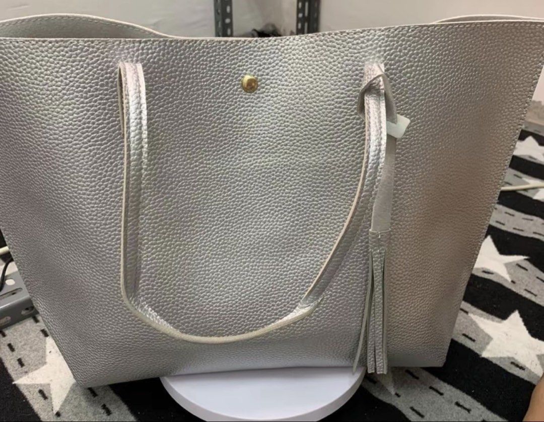 Shoulderr bag per pc (Category: Shoulder Bags) located in Manila. Submitted by vintageaccessories (Listing ID 1469580867, Image 3). Description: .