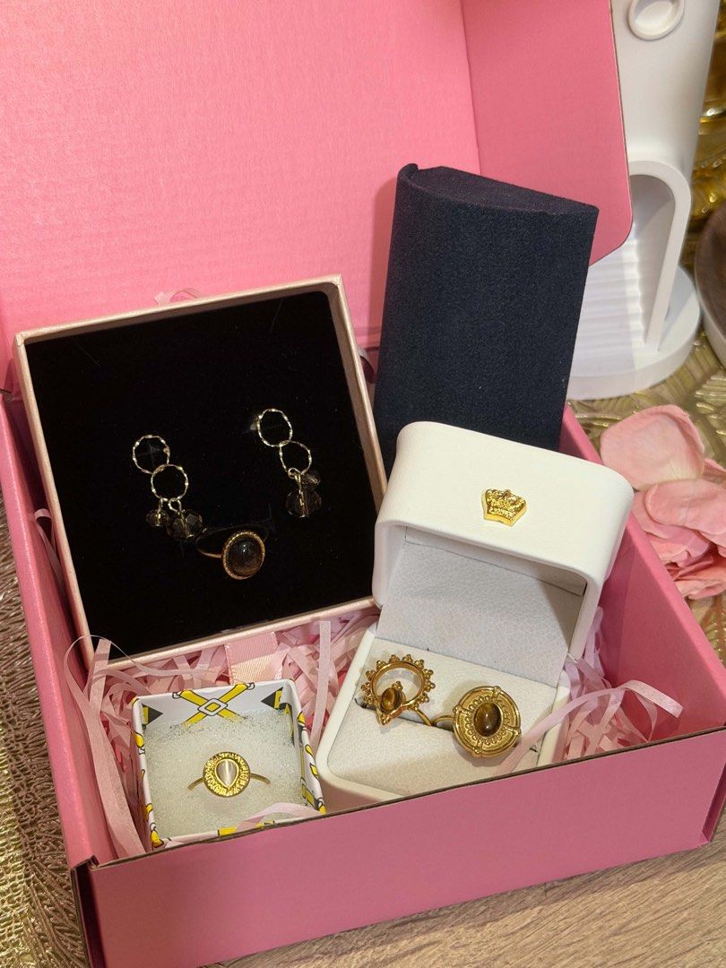 Sienna Solstice Bundle (Category: Precious Stones) located in Balanga. Submitted by itsjuliaden07 (Listing ID 1469592517, Image 1). Description: ✨💗 GIRLIES, LOOK AT THESE PRETTY BABIES!!💗✨ 💎 Mga dzai, if you’re looking for jewelry na mukhang pang-mayaman, classy, and elegant, OMGGG, THIS IS YOUR SIGN! 😩🫶🏻 * 🎀 THE DETAILS? CHEF’S KISS!🤌🏻 From the cute heart designs to the colorful gemstones, bawat piraso talaga may sariling atake! Hindi b