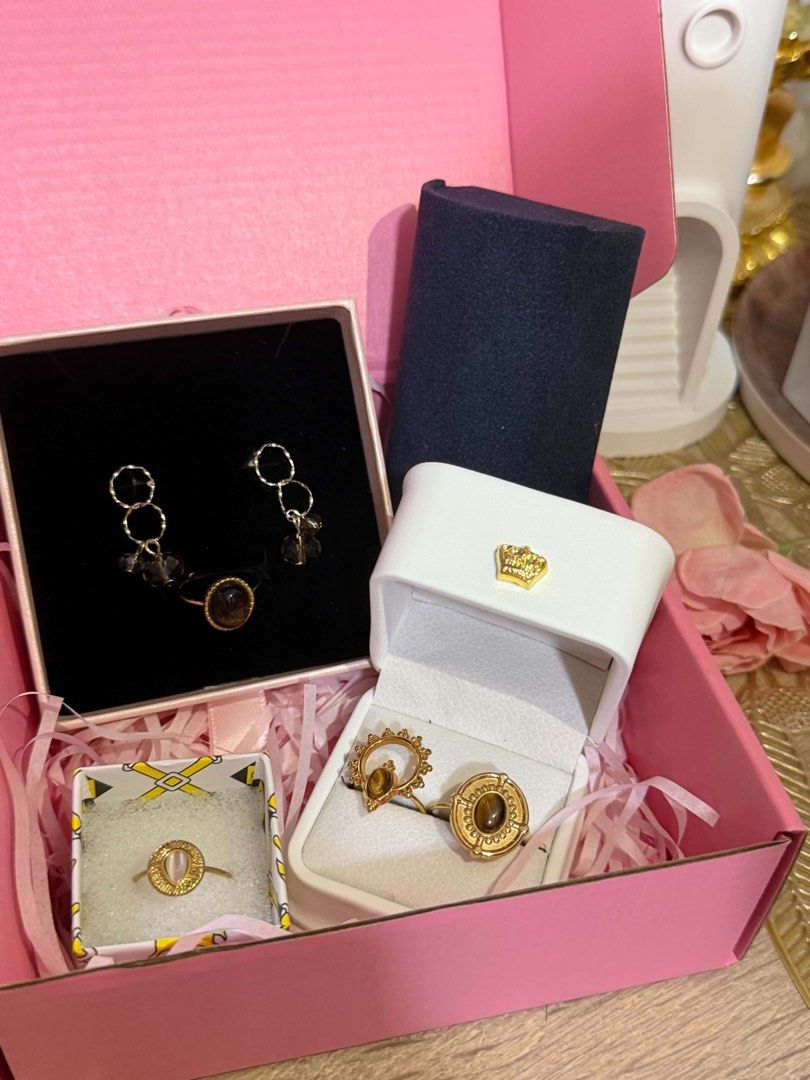 Sienna Solstice Bundle (Category: Precious Stones) located in Balanga. Submitted by itsjuliaden07 (Listing ID 1469592517, Image 2). Description: ✨💗 GIRLIES, LOOK AT THESE PRETTY BABIES!!💗✨ 💎 Mga dzai, if you’re looking for jewelry na mukhang pang-mayaman, classy, and elegant, OMGGG, THIS IS YOUR SIGN! 😩🫶🏻 * 🎀 THE DETAILS? CHEF’S KISS!🤌🏻 From the cute heart designs to the colorful gemstones, bawat piraso talaga may sariling atake! Hindi b
