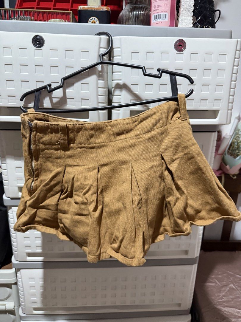 Skirt with inner shorts (Category: Skirts) located in Manila. Submitted by bln.preloved (Listing ID 1469718626, Image 1). Description: - waist for 26-28.