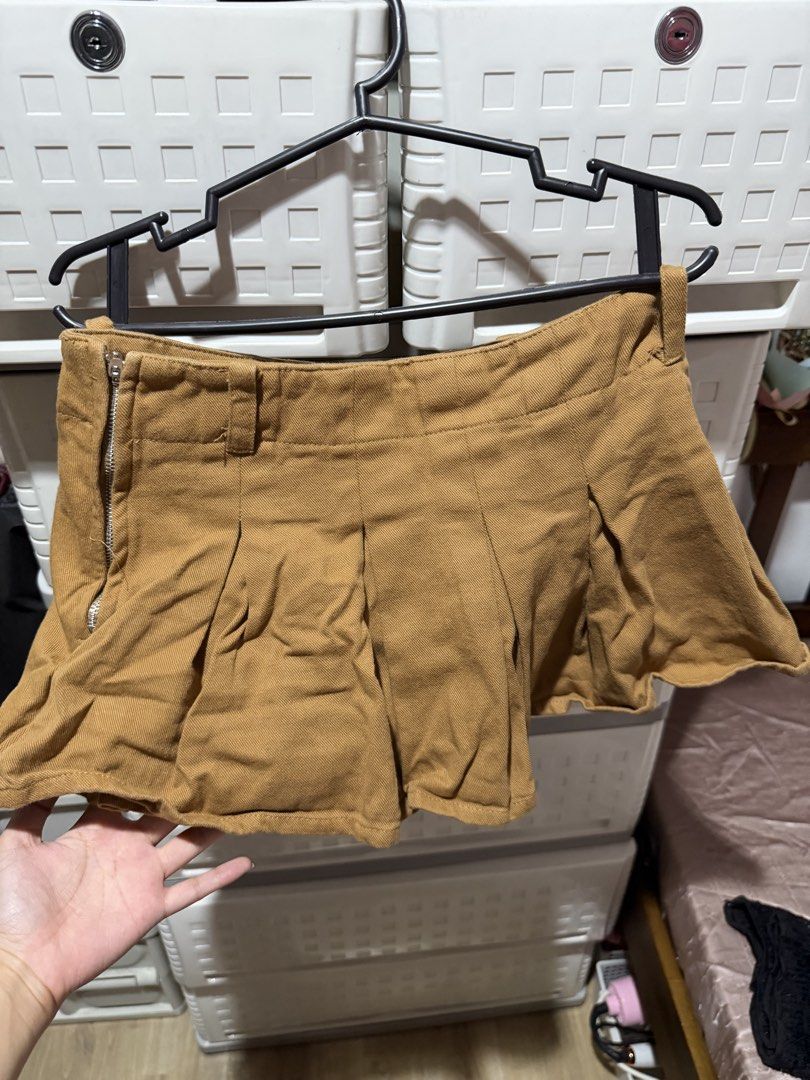 Skirt with inner shorts (Category: Skirts) located in Manila. Submitted by bln.preloved (Listing ID 1469718626, Image 2). Description: - waist for 26-28.