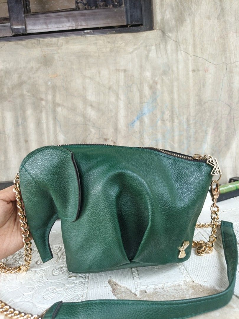 Sling bag (Category: Cross-body Bags) located in Quezon, Isabela. Submitted by ukay-ukaybylyn (Listing ID 1469754362, Image 2). Description: excellent condition💯 kasya phone pero hindi kasya ang long wallet ang ganda nya kakaiba 😂.