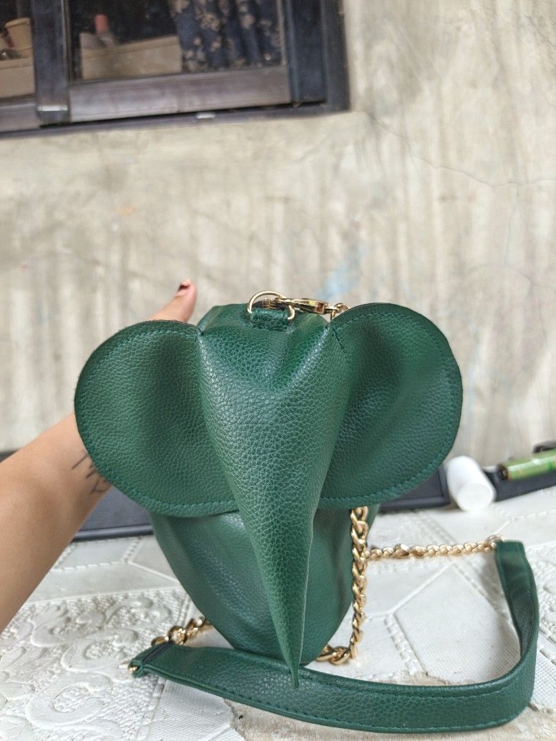 Sling bag (Category: Cross-body Bags) located in Quezon, Isabela. Submitted by ukay-ukaybylyn (Listing ID 1469754362, Image 3). Description: excellent condition💯 kasya phone pero hindi kasya ang long wallet ang ganda nya kakaiba 😂.