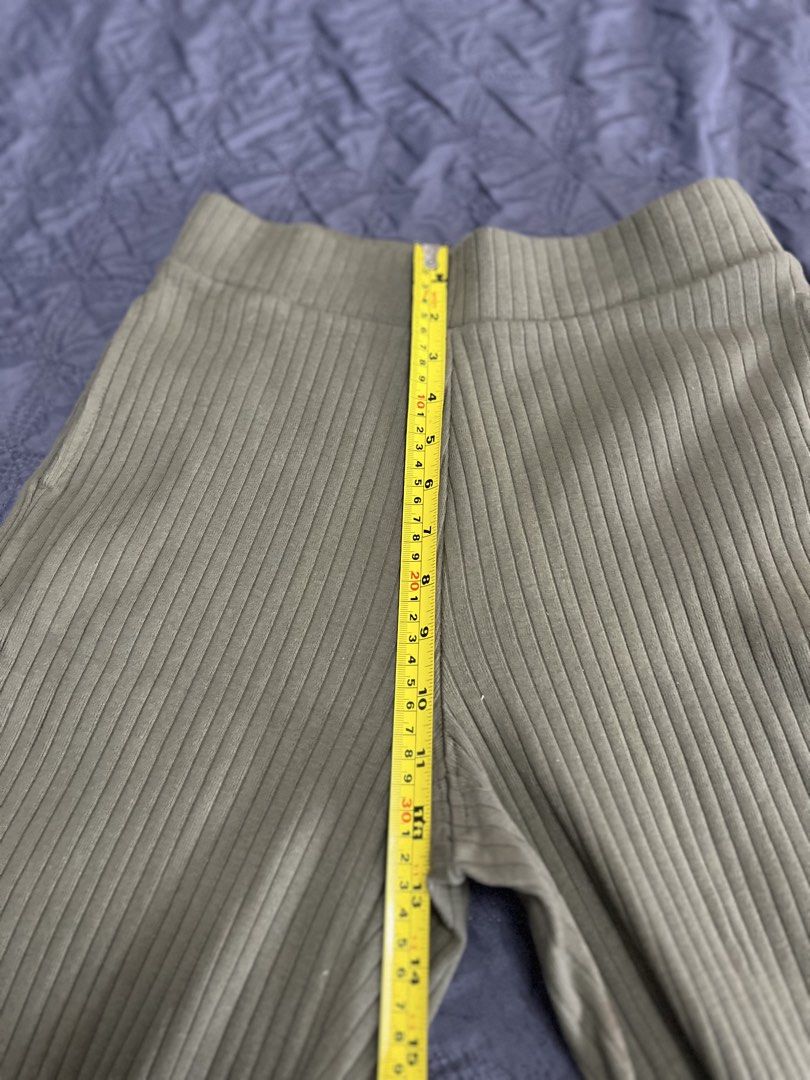 SMALL - Uniqlo - Olive Green stretch pants (Category: Other Bottoms) located in Paranaque City. Submitted by regina_sy (Listing ID 1469632651, Image 2). Description: Stain (needs washing) Please check photos for reference tnx MOP: GCASH J&T Express delivery (SF c/o BUYER) * Parcel Drop-off (J&T Branch) WEEKENDS only NO WW photo 📍MNL .