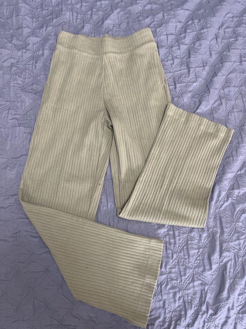 SMALL - Uniqlo - Olive Green stretch pants (Category: Other Bottoms) located in Paranaque City. Submitted by regina_sy (Listing ID 1469632651, Image 1). Description: Stain (needs washing) Please check photos for reference tnx MOP: GCASH J&T Express delivery (SF c/o BUYER) * Parcel Drop-off (J&T Branch) WEEKENDS only NO WW photo 📍MNL .