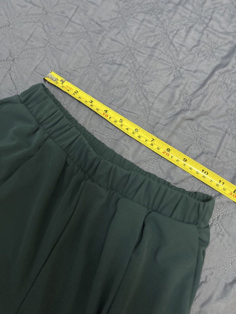 SMALL - Uniqlo Green Pants (Category: Other Bottoms) located in Paranaque City. Submitted by regina_sy (Listing ID 1469626323, Image 3). Description: NO issue MOP: GCASH J&T Express delivery (SF c/o BUYER) * Parcel Drop-off (J&T Branch) WEEKENDS only NO WW photo 📍MNL .