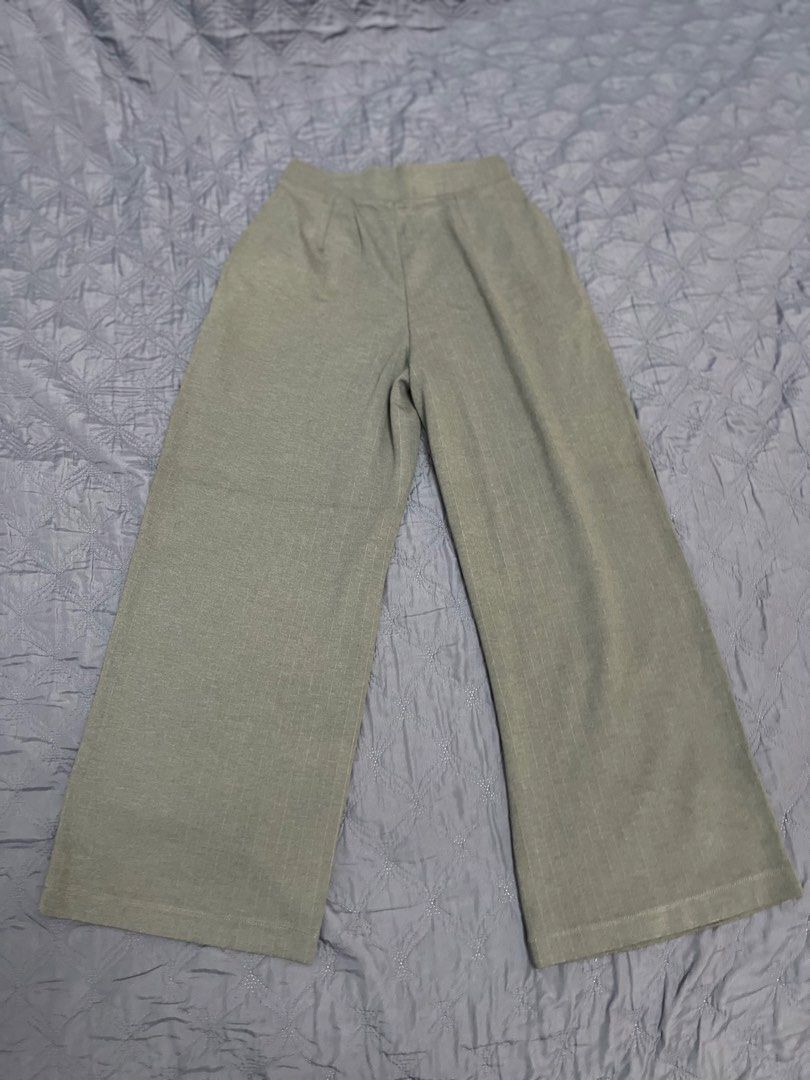 SMALL - Uniqlo Pinstripes pants - Gray (Category: Other Bottoms) located in Paranaque City. Submitted by regina_sy (Listing ID 1469613730, Image 1). Description: NO issue MOP: GCASH J&T Express delivery (SF c/o BUYER) * Parcel Drop-off (J&T Branch) WEEKENDS only NO WW photo 📍MNL .