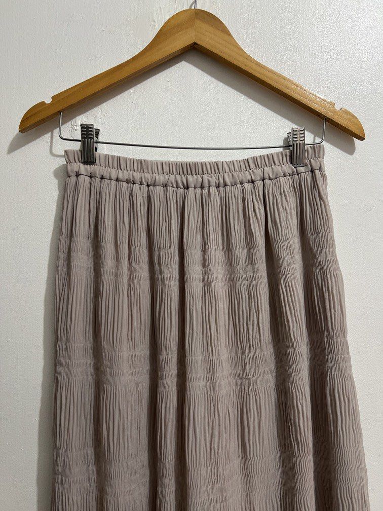 Small Beige GU skirt (Category: Skirts) located in Las Pinas. Submitted by gaeley (Listing ID 1469643762, Image 2). Description: super pretty W: 26-32" l: 32" super garterized pleated, smocked, tiered mas lighter ang color sa actual .