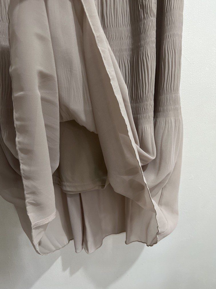 Small Beige GU skirt (Category: Skirts) located in Las Pinas. Submitted by gaeley (Listing ID 1469643762, Image 3). Description: super pretty W: 26-32" l: 32" super garterized pleated, smocked, tiered mas lighter ang color sa actual .