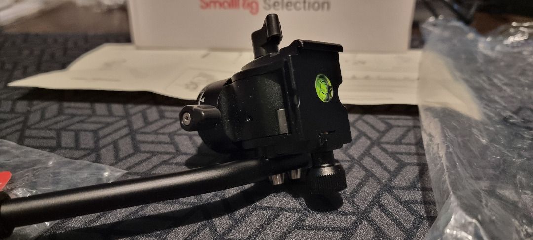 SmallRig Selection Compact Fluid Head CH10 (Category: Tripods & Monopods) located in Tagum. Submitted by fcbisbroken (Listing ID 1469742405, Image 3). Description: Load capacity: 3kg 37mm head base The head base has a 3/8"-16 threaded hole with a 1/4"-20 threaded adapter. Compatibility: Arca-Swiss Quick Release Plate Specifications Product Dimensions (excluding lever): 70 x 75 x 50mm Package Dimensions: 240.0 x 80.0 x 76.0mm Product Weight: 286.0