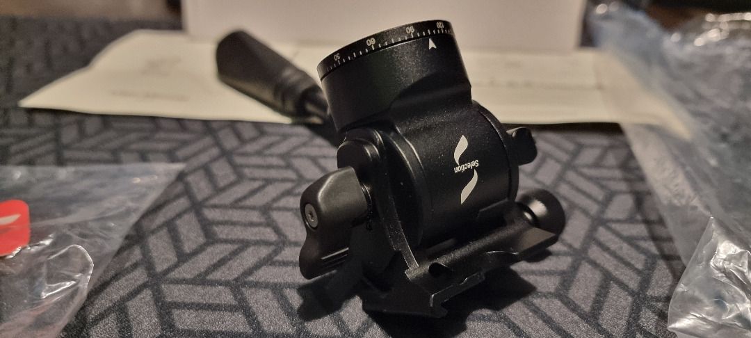 SmallRig Selection Compact Fluid Head CH10 (Category: Tripods & Monopods) located in Tagum. Submitted by fcbisbroken (Listing ID 1469742405, Image 2). Description: Load capacity: 3kg 37mm head base The head base has a 3/8"-16 threaded hole with a 1/4"-20 threaded adapter. Compatibility: Arca-Swiss Quick Release Plate Specifications Product Dimensions (excluding lever): 70 x 75 x 50mm Package Dimensions: 240.0 x 80.0 x 76.0mm Product Weight: 286.0
