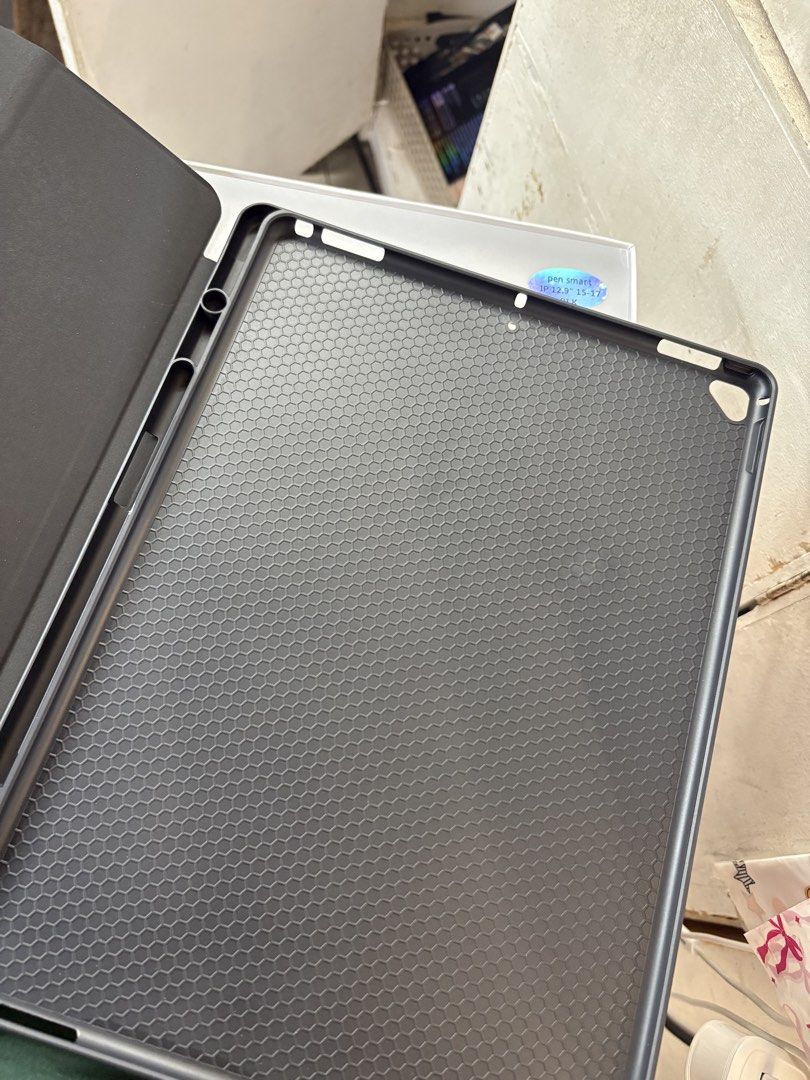 Smart Flip Case Ipad Pro 12.9" 2015-2017 Model (Category: Cases & Sleeves) located in Taguig. Submitted by grassyyieeebeyb (Listing ID 1469632971, Image 3). Description: Ipad pro 12.9" 2015-2017 Case Black only.