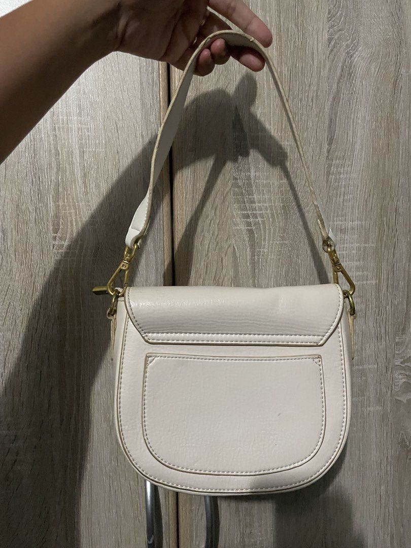 Solid White Shoulder Bag (Category: Shoulder Bags) located in San Carlos. Submitted by graciahoney (Listing ID 1469623147, Image 2). Description: .