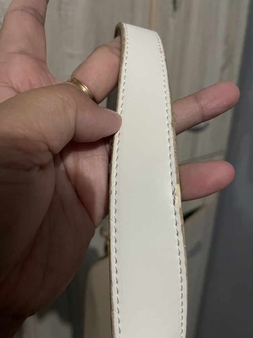 Solid White Shoulder Bag (Category: Shoulder Bags) located in San Carlos. Submitted by graciahoney (Listing ID 1469623147, Image 3). Description: .