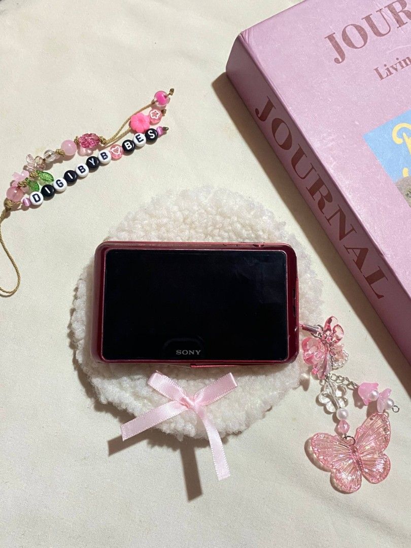 SONY CYBERSHOT DSC-TX20 DIGITAL CAMERA DIGICAM (Category: Cameras) located in Manila. Submitted by jade_snap (Listing ID 1469721239, Image 2). Description: ✧⁠* SONY CYBERSHOT DSC-TX20 - warm output ♡ ₱4,499 READY TO USE batt door needs tape and unnoticeable lcd leak (doesn't affect the output) FREE SHIPPING VIA JNT 🩰Specs: *.' 16.2 MP *.' 4x optical zoom *.' ISO 125 to 3200 *.' CCD sensor 🎞️ Condition: ७९ all buttons are working, zoom, and flas