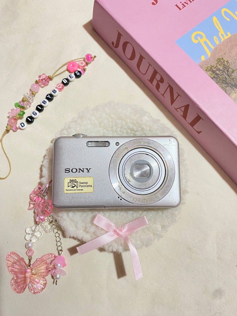 SONY CYBERSHOT DSC-W710 DIGITAL CAMERA DIGICAM (Category: Cameras) located in Manila. Submitted by jade_snap (Listing ID 1469721440, Image 1). Description: ✧⁠* SONY CYBERSHOT DSC-W710 ♡ ₱4,499 READY TO USE small lcd leak (doesn't affect the output and functionality) 🩰Specs: *.' 16.1 MP *.' 5x optical zoom *.' ISO 125 to 3200 *.' CCD sensor 🎞️ Condition: ७९ all buttons are working, zoom, and flash ७९ body condition: 8/10 ७९ faded paints 👛 Ready