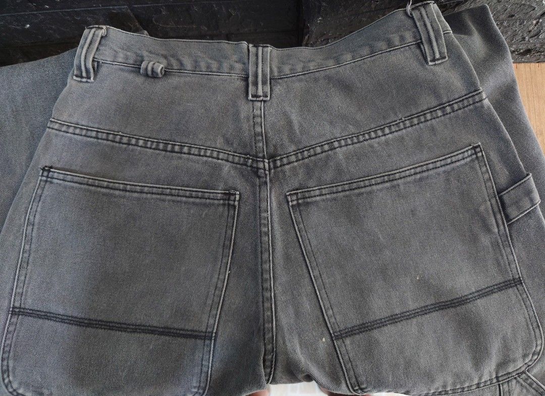 Southpole carpenter Pants Vintage Denim (Category: Jeans) located in Paranaque City. Submitted by emzeicool48572 (Listing ID 1469642245, Image 3). Description: Waist Size: 30 Material: Cotton Color: Dark Gray color rate: 9/10 Condition: 9/10 📍Tambo Paranaque 💸Payment: Pay Maya only 📦🚚 Delivery: Lalamove or j&t (order mo book mo) No return policy Buy at your own risk Don't expect too much from this product, it's just a SECONDHAND or UKAY, just