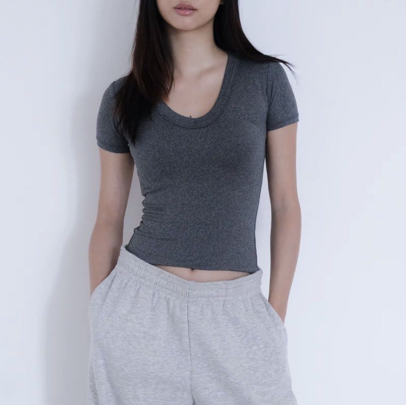 Sponty Beverly V-neck Slimfit Tee Top (Category: Shirts) located in Guinobatan. Submitted by jadieee_young22 (Listing ID 1469691272, Image 1). Description: Top only! -Size: Fits XS in tag -Color: Acid gray -Brand: Sponty basics Pm for more pics/ actual pics Rfs: decluttering (doesn’t fit anymore).