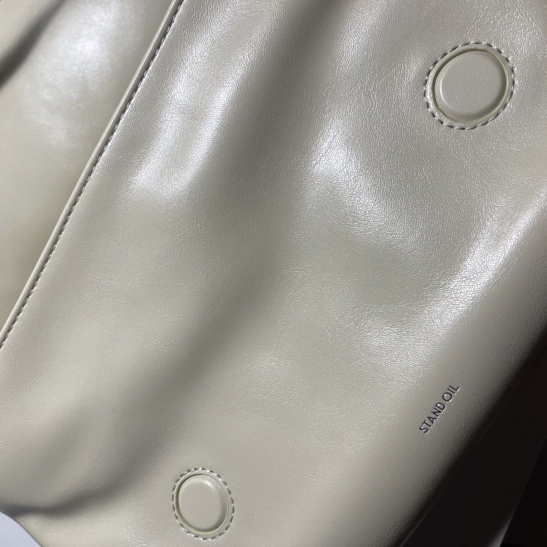 Stand Oil Cream shoulder bag (Category: Shoulder Bags) located in Manila. Submitted by gomdobear (Listing ID 1469625157, Image 2). Description: - brand new - already lost the dust bag price can be negotiated as long as sure buyer .