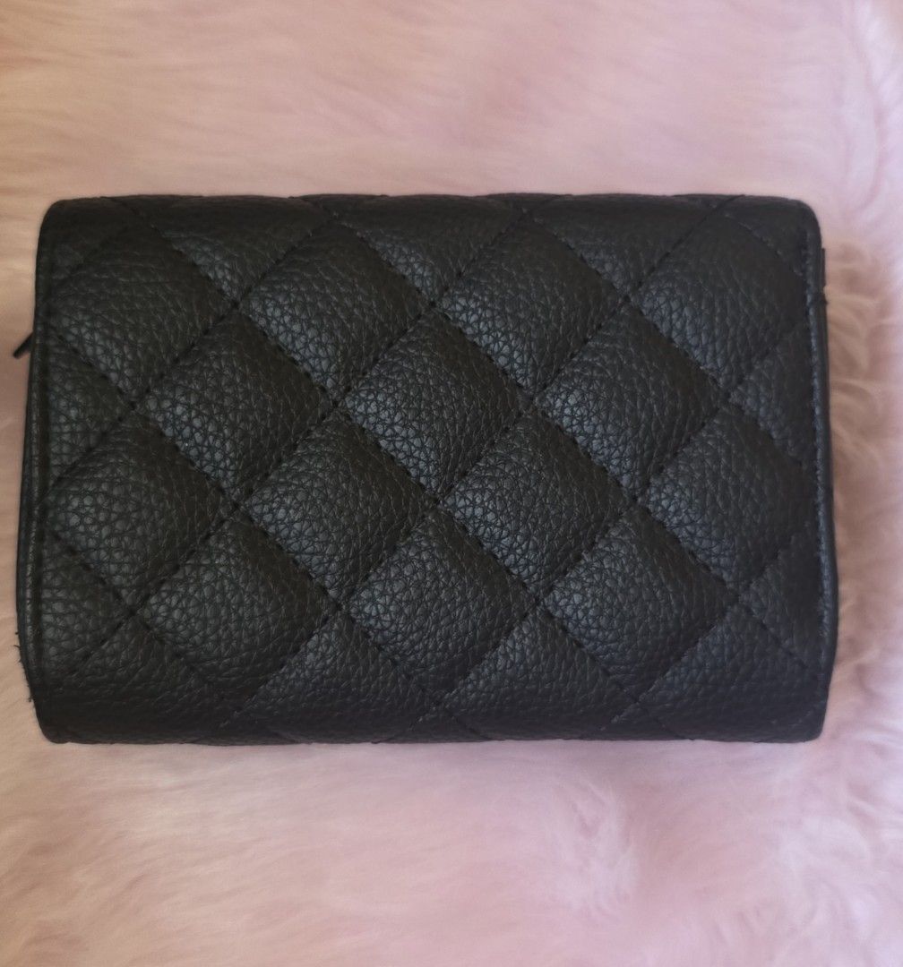 Steve Madden Black Quilted Wallet (Category: Wallets & Card holders) located in Amadeo. Submitted by riccchfinds (Listing ID 1469648107, Image 2). Description: - Brand: Steve Madden - Color: Classic Black with chic quilted texture - Material: Durable pebble-grain synthetic leather - Closure: Fold-over flap with secure magnetic snap button - Interior Features: Multiple card slots, clear ID window, and cash compartments - Condition: Clean inside an