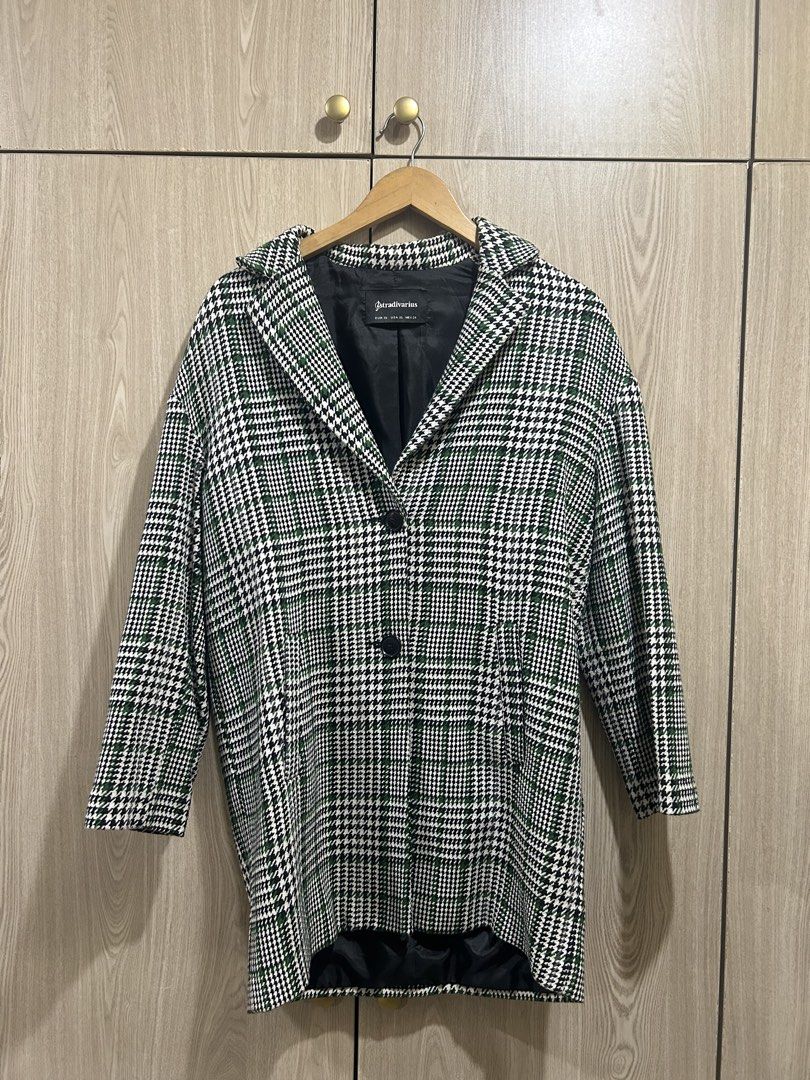 Stradivarius Green and white short coat (Category: Coats, Jackets and Outerwear) located in Rizal. Submitted by rlcstr (Listing ID 1469672775, Image 1). Description: - j&t/lalamove - gcash/maya.