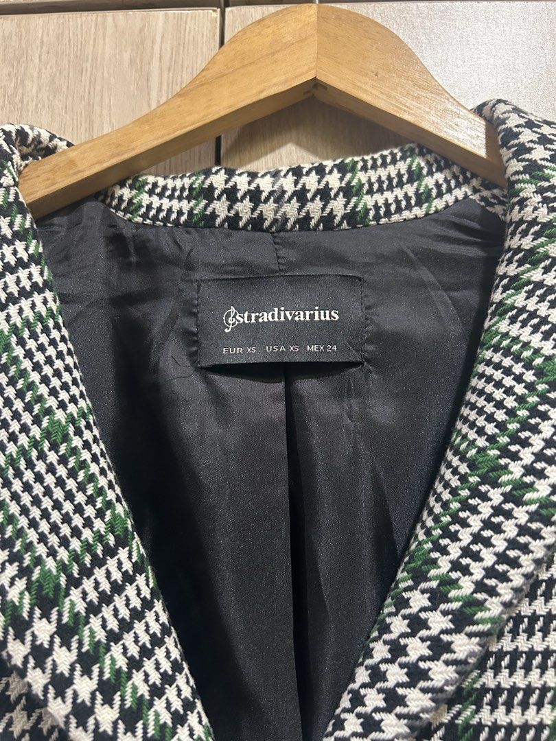 Stradivarius Green and white short coat (Category: Coats, Jackets and Outerwear) located in Rizal. Submitted by rlcstr (Listing ID 1469672775, Image 2). Description: - j&t/lalamove - gcash/maya.