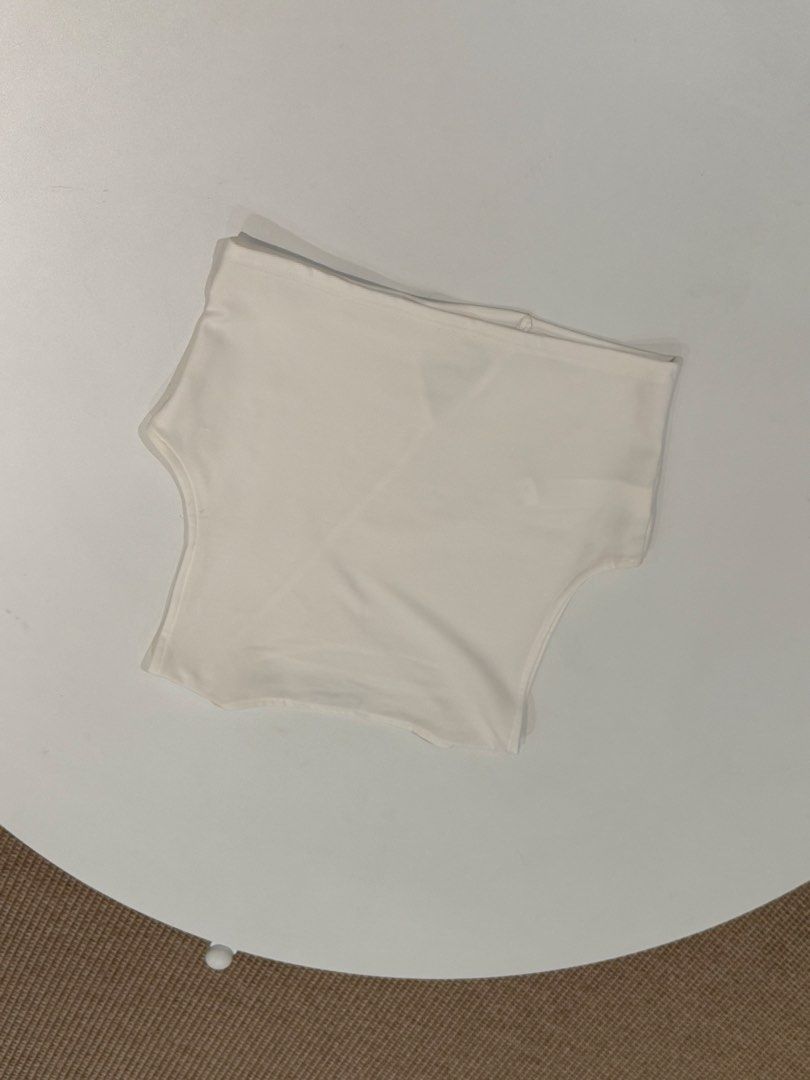 Stradivarius White Cutout Crop Top Size M (Category: Sleeveless) located in Muntinlupa City. Submitted by henlo03 (Listing ID 1469611364, Image 3). Description: - Brand: Stradivarius - Size: EUR M / USA M / MEX 28 - Color: Classic White - Style: Sleeveless crop top with round neckline and relaxed fit - Detail: Trendy asymmetric cutout near the front hem - Back: Plain and simple - Condition: like new.