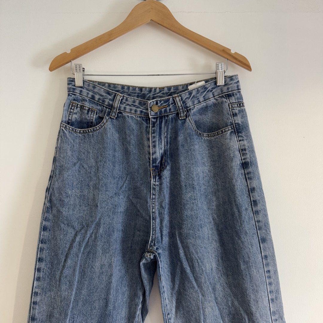 Straight cut jeans (Category: Jeans) located in Manila. Submitted by apparella.ph (Listing ID 1469638183, Image 2). Description: Super pretty Selling low 9/10 condition Waist:30-32 Length:39 ☑️Everything is my Own preloved / BNWT/BNWOT ☑️ not thrifted/Ukay ☑️ malukot sa picture kasi na stock sa cabinet (tinatamad mag plantsa ✌️ ) ☑️Personal items ( usually bought in US/UK/JPN ) every year po ako nag aabroad so expect i don’t sell fake items and m