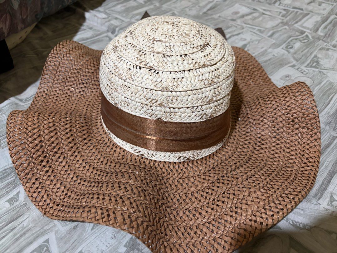 Straw Sun Beach Hat (Category: Hats & Beanies) located in Quezon City. Submitted by itszoe_ (Listing ID 1469725016, Image 3). Description: Woven material, used once for the beach. great for sun protection during vacation. ☀️👒 .