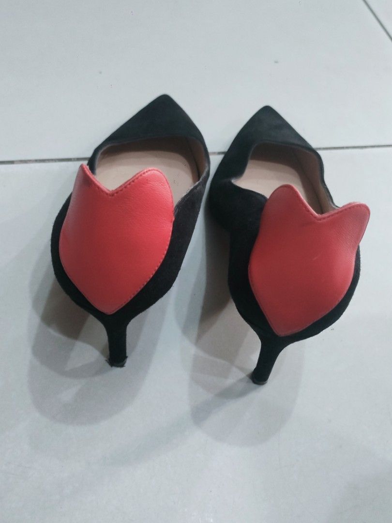 Stuart Weitzman (Category: Sneakers & Footwear) located in Sindangan. Submitted by branden_line (Listing ID 1469590298, Image 3). Description: black suede Stuart Weitzman with design ♥️ back size 37.