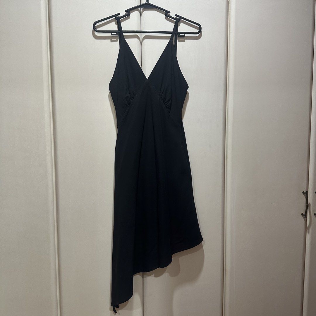 Sunki - Black Cami Asymmetrical Dress (Category: Dresses) located in Muntinlupa City. Submitted by pickjes (Listing ID 1469720895, Image 1). Description: Brand: Sunki Label Size: Small Color: Black Condition: Used max 3x. Small tear at the top of back zip down (see last photo). Pocket stitchings also slightly loose. RFS: No longer fits my hips Original price ₱2,990 Black cami slip dress featuring a V-neckline and a distinct asymmetrical handkerch