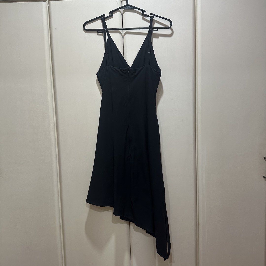 Sunki - Black Cami Asymmetrical Dress (Category: Dresses) located in Muntinlupa City. Submitted by pickjes (Listing ID 1469720895, Image 2). Description: Brand: Sunki Label Size: Small Color: Black Condition: Used max 3x. Small tear at the top of back zip down (see last photo). Pocket stitchings also slightly loose. RFS: No longer fits my hips Original price ₱2,990 Black cami slip dress featuring a V-neckline and a distinct asymmetrical handkerch