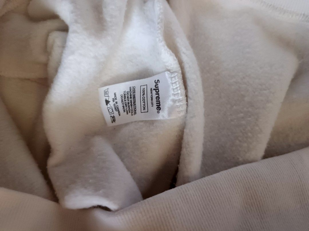 Supreme jacket (Category: Activewear) located in Odiongan. Submitted by thriftngo26 (Listing ID 1469625881, Image 3). Description: This is the Supreme Corner Label Hooded Sweatshirt in White from the Spring/Summer 2018 (SS18).