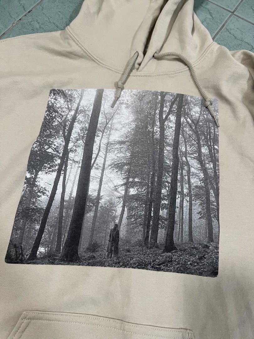 Taylor Swift Folklore Original Merch Hoodie Brand New Authentic (Category: Coats, Jackets and Outerwear) located in Candaba. Submitted by prelovedndthrifts (Listing ID 1469640708, Image 3). Description: - brand new guaranteed authentic from canada - fits s-m .