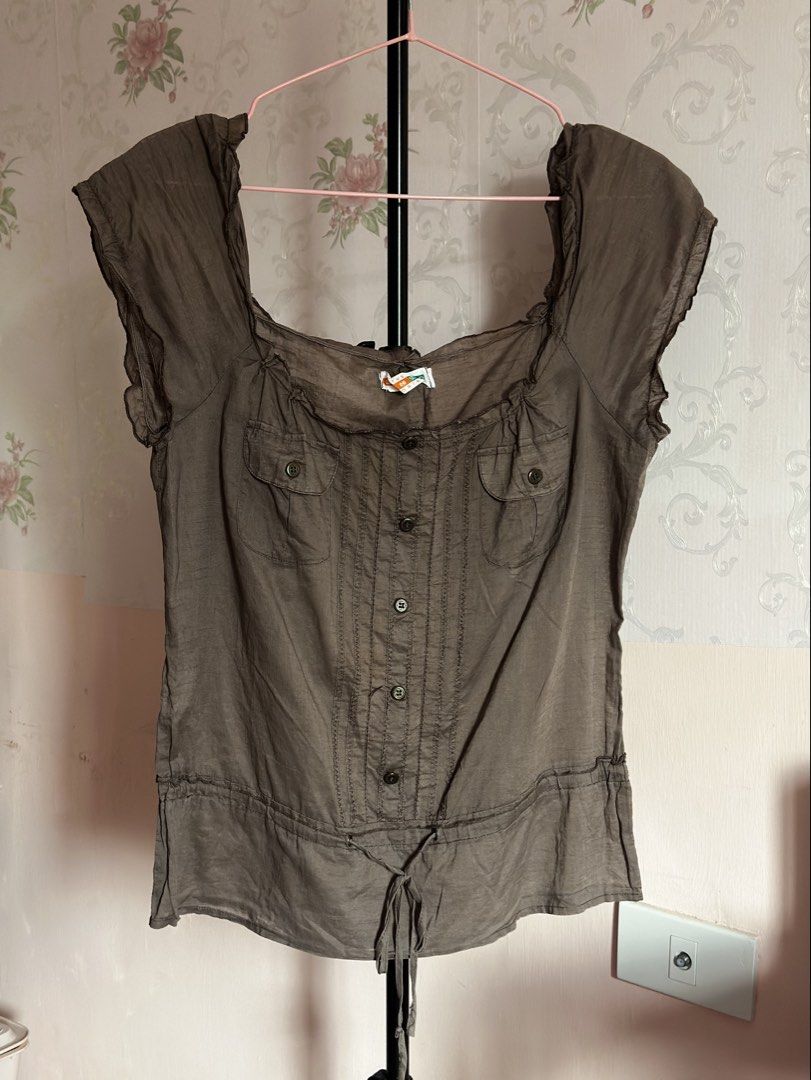 The Gloria Drawstring Blouse (Category: Blouses) located in Cavite. Submitted by yuri_9989 (Listing ID 1469642204, Image 3). Description: ✦ Preloved ✦ The Gloria brand ✦ Soft lightweight fabric ✦ Feminine flutter sleeves ✦ Adjustable drawstring waist tie ✦ Front button and pocket details 📩 DM to claim 💳 Payment first before shipping GoTyme • Gcash • MariBank.