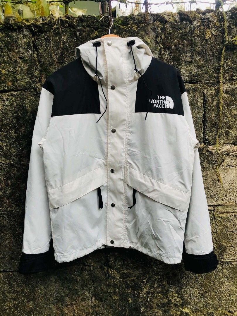 The North Face (Category: Coats, Jackets and Outerwear) located in Manila. Submitted by lumang__gamit00 (Listing ID 1469590210, Image 1). Description: The North Face Men’s 86 Retro Mountain Jacket Unisex Size: Medium Width: 21 Length: 27 Excellent Condition.