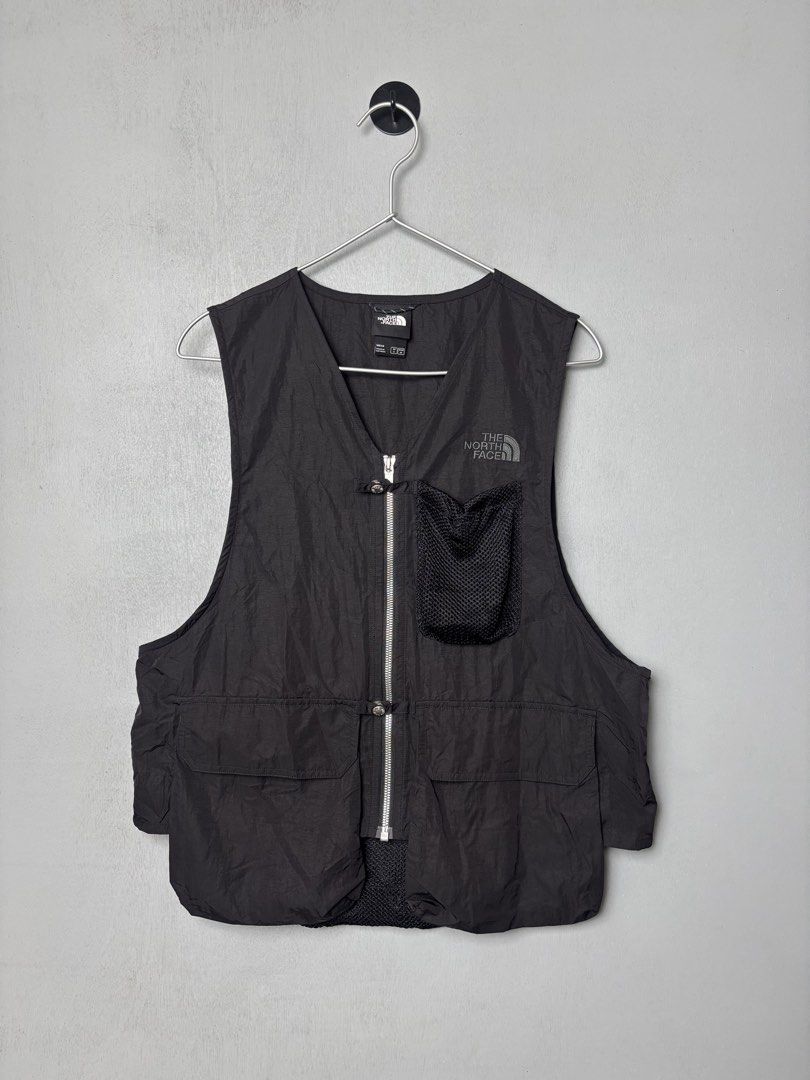 The North Face Convertible Utility Vest (Category: Vests) located in Mandaluyong City. Submitted by fellas_ph (Listing ID 1469673419, Image 1). Description: Excellent condition No issues Can turn into sling bag Size S-M 21" Width 21" Length 24.5" Length (Front with pockets).