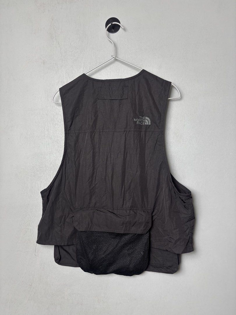 The North Face Convertible Utility Vest (Category: Vests) located in Mandaluyong City. Submitted by fellas_ph (Listing ID 1469673419, Image 2). Description: Excellent condition No issues Can turn into sling bag Size S-M 21" Width 21" Length 24.5" Length (Front with pockets).