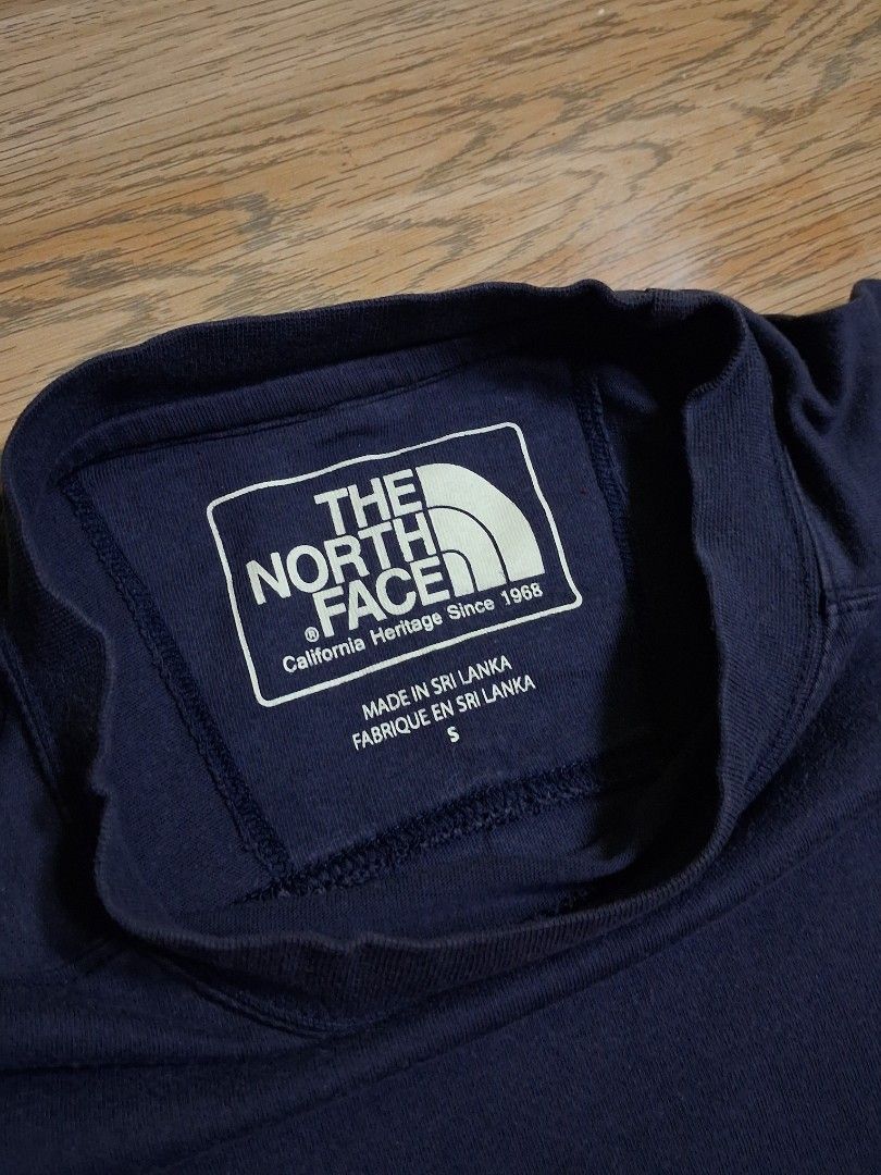 The North Face Dark Blue Long Sleeves (Category: Activewear) located in General Mariano Alvarez. Submitted by klasiko.19 (Listing ID 1469692120, Image 3). Description: The North Face Dark Blue Long Sleeves 👌Condition: Excellent 9/10 - Minimal signs of wear, very good overall condition. Material: 100% Cotton 📏 Size: S (Tag) Pit-to-pit: 20" Length: 27" Sleeve Length: 25" 📦 DM to claim.