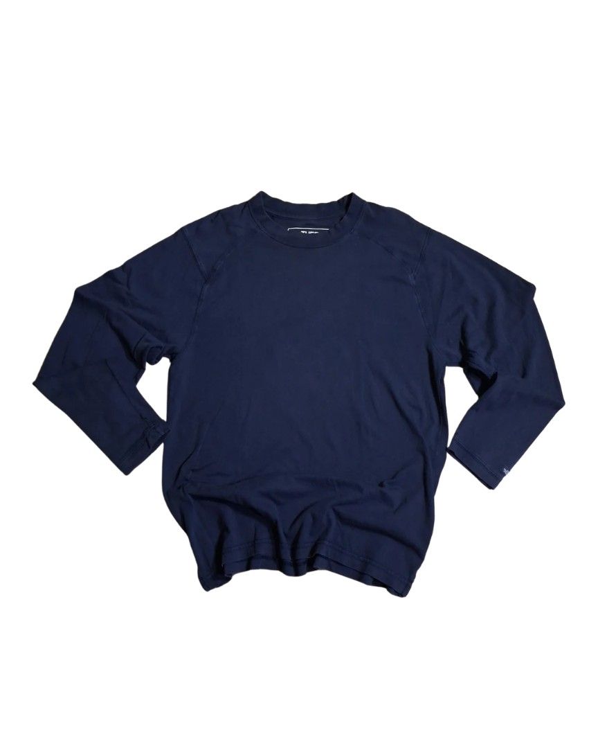 The North Face Dark Blue Long Sleeves (Category: Activewear) located in General Mariano Alvarez. Submitted by klasiko.19 (Listing ID 1469692120, Image 1). Description: The North Face Dark Blue Long Sleeves 👌Condition: Excellent 9/10 - Minimal signs of wear, very good overall condition. Material: 100% Cotton 📏 Size: S (Tag) Pit-to-pit: 20" Length: 27" Sleeve Length: 25" 📦 DM to claim.