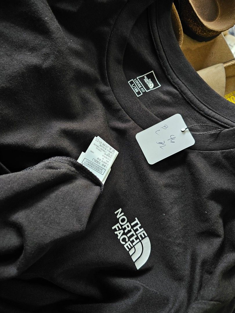 The North Face Essential Small Logo Tee (Category: Tshirts & Polo Shirts ) located in Baguio. Submitted by kayeonlineshop (Listing ID 1469647608, Image 3). Description: black short-sleeve crewneck t-shirt featuring the white The North Face logo embroidered on the left chest.