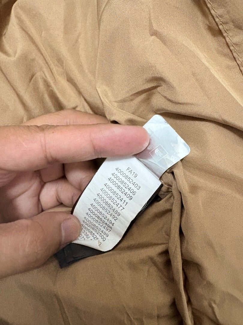 The North Face Puffer Jacket 700 (Category: Coats, Jackets and Outerwear) located in Mabitac. Submitted by kuyagieeeee (Listing ID 1469581616, Image 3). Description: 27 length 24 width need wash.