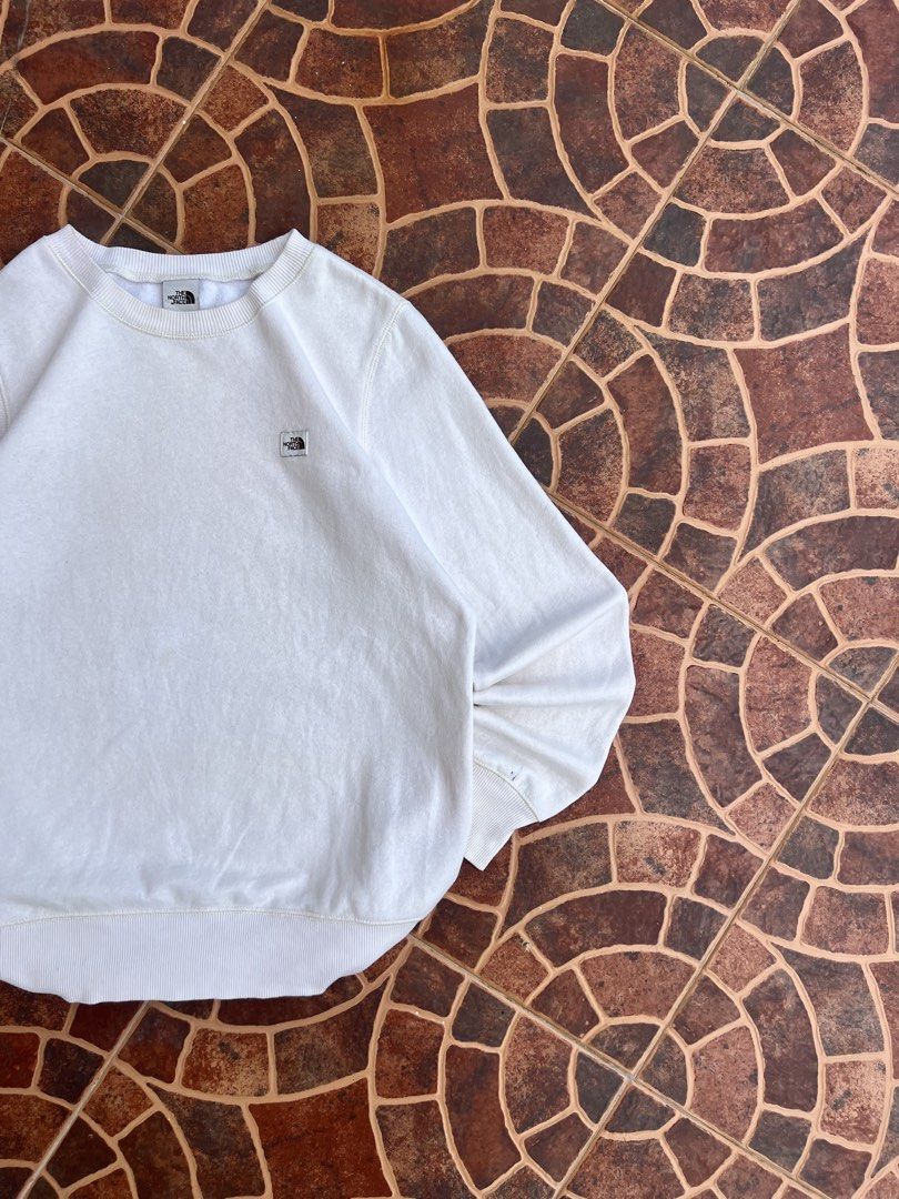 THE NORTH FACE SWEATER (Category: Coats, Jackets and Outerwear) located in Batangas. Submitted by engr_thrift (Listing ID 1469670614, Image 2). Description: 📌 THE NORTH FACE (Medium) 📐Dimension ( Inches ) Length: 27 Width : 21 Color rate: 9/10 Issue : pen lines .