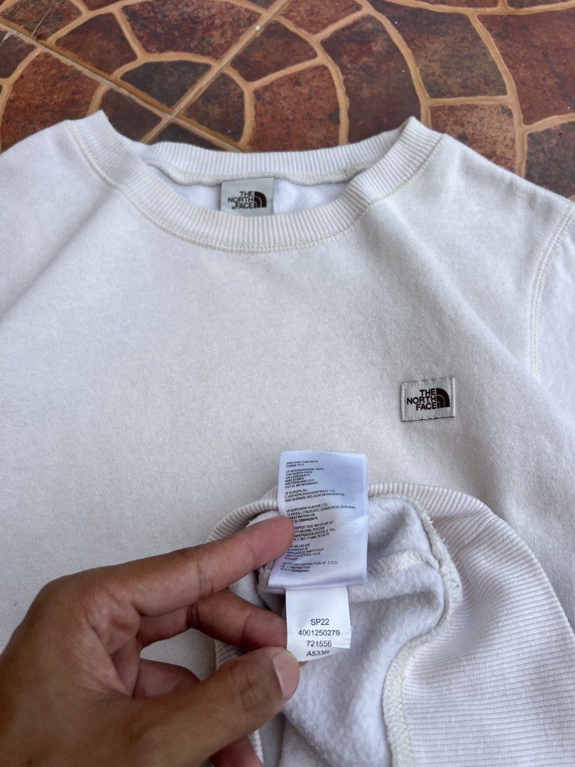 THE NORTH FACE SWEATER (Category: Coats, Jackets and Outerwear) located in Batangas. Submitted by engr_thrift (Listing ID 1469670614, Image 3). Description: 📌 THE NORTH FACE (Medium) 📐Dimension ( Inches ) Length: 27 Width : 21 Color rate: 9/10 Issue : pen lines .