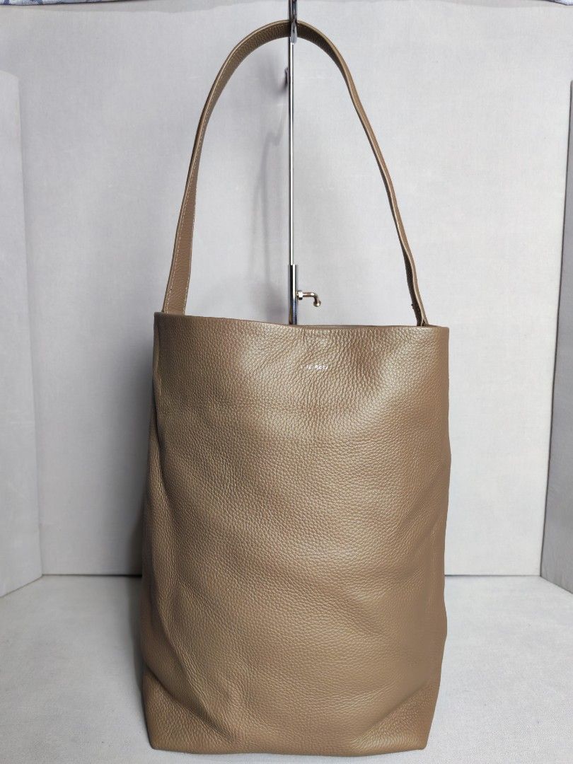 The Row Ns Park Tote Bag Medium Grained Leather (Category: Luxury Bags & Wallets) located in Baguio. Submitted by luxuryph2600_eric (Listing ID 1469594885, Image 2). Description: THE ROW Ns Park Tote Leather Bag DETAILS⬇️⬇️⬇️ 📌Rank A ( Excellent Condition) 📌Size Medium 📌Color Rate 10/10 💰💰💰PRICE: 3500 FREESHIP 🐲LOCATION : Baguio City PRICE is negotiable just Send me your OFFER Shipping via JnT BOX BAG RANKING GUIDE: RANK SA - Good as new, 