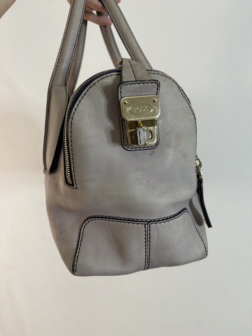 Tod’s (Category: Luxury Bags & Wallets) located in Cainta. Submitted by 3rd_street.onlineshop (Listing ID 1469596526, Image 3). Description: Faded color & oxidation Lampo underzip Authentic! Sf not included Payment first .