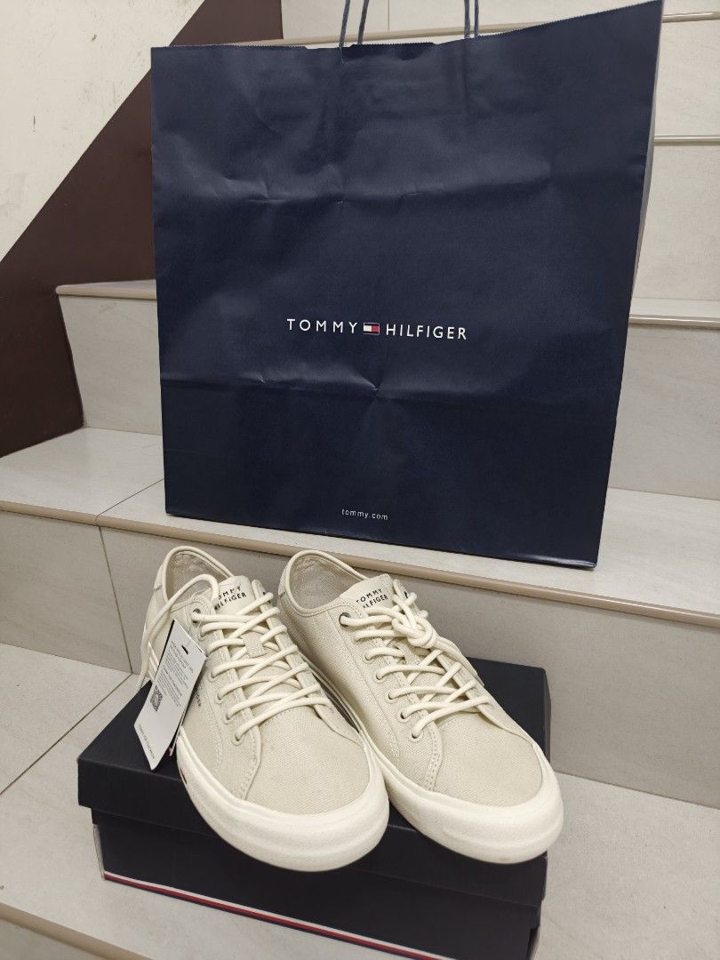 Tommy Hilfiger Brand New (Category: Sneakers) located in Los Banos. Submitted by Rsilva90 (Listing ID 1469610881, Image 1). Description: tommy Hilfiger shoes Size: US 9 Euro 42 27CM Slight Negotiable Can do meet ups or lalamove accepting Gcash or Online banking Laguna Area.