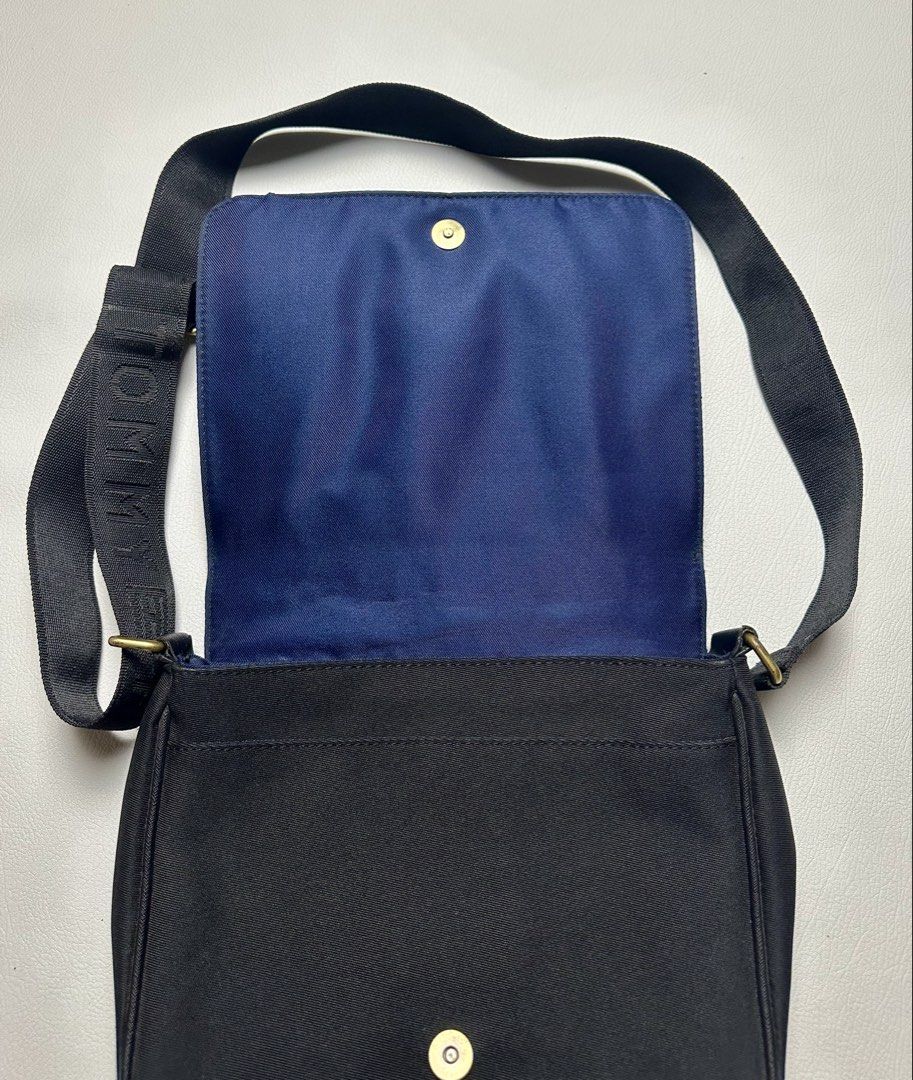 TOMMY HILFIGER Sling (Category: Sling Bags) located in General Santos City (Dadiangas). Submitted by uragon.apparel (Listing ID 1469755447, Image 3). Description: .